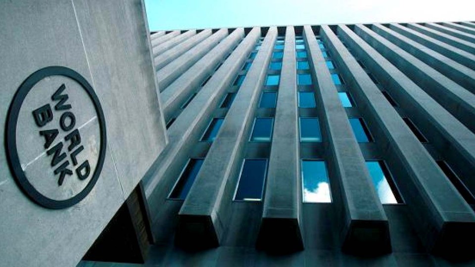 Vsemirnyiy-bank-upreknul-Kiev-za-nee`ffektivnuyu-rabotu.jpg